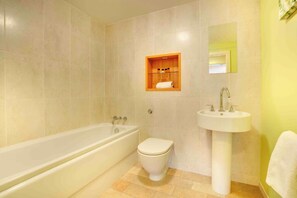 Comfort Apartment | Bathroom