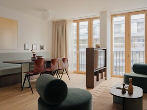 Lägenhet - 2 sovrum | Vardagsrum | 50-tums platt-tv med satellitkanaler, Netflix och streamingtjänster