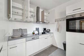 Kjøleskap, ovn, kokeplater og oppvaskmaskin