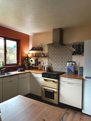 Fridge, microwave, oven, stovetop - Loch Ness Home ~Drumnadrochit Village
🌟~2 Bedrooms
🌟~Dog Friendly (Drumnadrochit)
