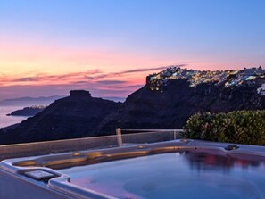 Villa | Outdoor spa tub