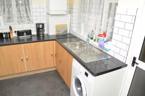 House | Private kitchen | Fridge, microwave, oven, stovetop - 4 Bedroom House in Grays - Sleeps 6 & Parking (Grays)