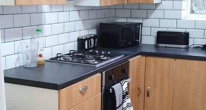 4 Bedroom House in Grays - Sleeps 6 & Parking