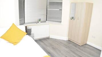 House | 4 bedrooms, iron/ironing board, free WiFi, bed sheets