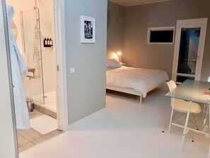 5 bedrooms, in-room safe, desk, laptop workspace