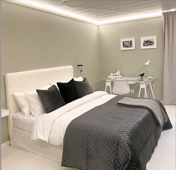 In-room safe, desk, laptop workspace, free WiFi