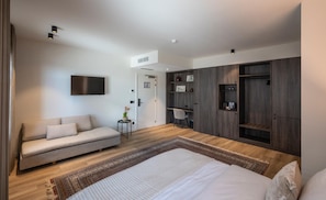 Deluxe Double Room, 1 King Bed with Sofa bed | In-room safe, laptop workspace, free WiFi, bed sheets - Boutique Hotel Annamaes (Lanaken)