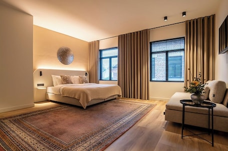 Caja de seguridad en la habitación y espacio para trabajar con laptop