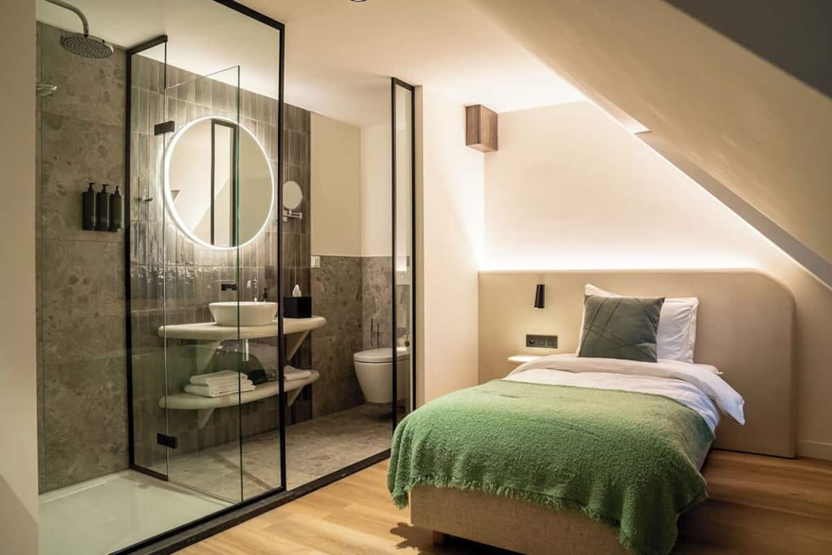 Comfort Single Room | Peti besi dalam bilik, ruang kerja komputer riba, Wi-fi percuma