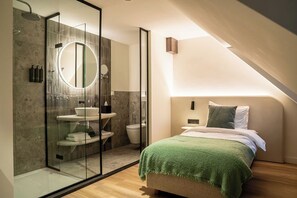 Habitación individual Confort | Caja de seguridad en la habitación y espacio para trabajar con laptop