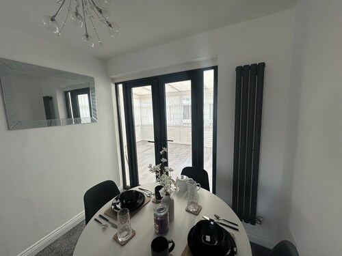 Housesleeps6-freeparking-wifi-contractors-garden