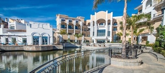 Bright Apartment with Stunning Swimming Pool Views - MO4812LT