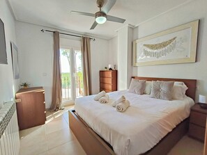 2 chambres, fer et planche à repasser, Wi-Fi, draps fournis