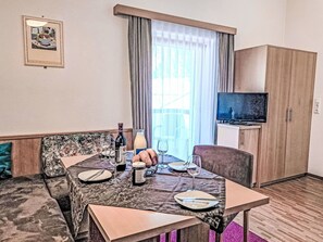 Dining - Beautiful apartment for 4 guests with WIFI, TV, balcony and pets allowed (Mayrhofen)