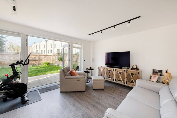 Stylish 3-bed Townhouse With 3 Baths In Southgate - Londres