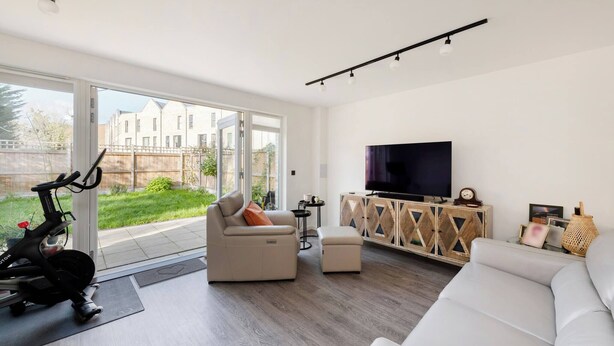 Unclassified image, 1 of 17, button - Stylish 3-bed Townhouse With 3 Baths in Southgate (London)