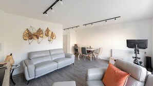 Unclassified image, 3 of 17, button - Stylish 3-bed Townhouse With 3 Baths in Southgate (London)