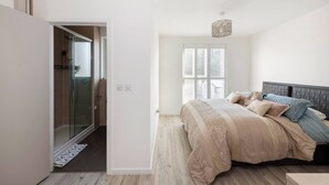 Unclassified image, 4 of 17, button - Stylish 3-bed Townhouse With 3 Baths in Southgate (London)