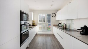 Unclassified image, 2 of 17, button - Stylish 3-bed Townhouse With 3 Baths in Southgate (London)