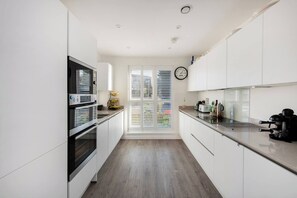 Apartment, 3 Bedrooms, Balcony | Interior