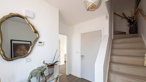 Unclassified image, 5 of 17, button - Stylish 3-bed Townhouse With 3 Baths in Southgate (London)