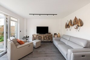 Living room - Stylish 3-bed Townhouse With 3 Baths in Southgate (London)