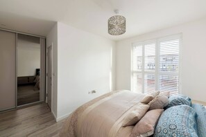 Apartment, 3 Bedrooms, Balcony - Stylish 3-bed Townhouse With 3 Baths in Southgate (London)