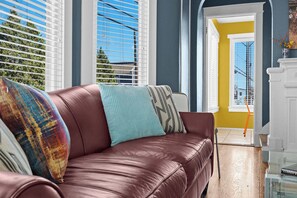 TV, offices - Spacious and relaxing unit in Lou's Art District! (Louisville)