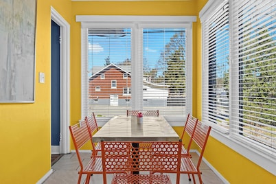 Creative & Bright Cozy Unit in Lou's Art District!