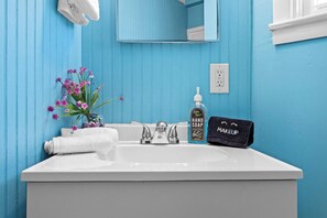 Shower, hair dryer, towels, shampoo - Spacious and relaxing unit in Lou's Art District! (Louisville)