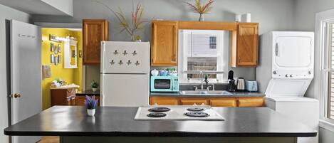 Een koelkast, een microgolfoven, een oven, een kookplaat