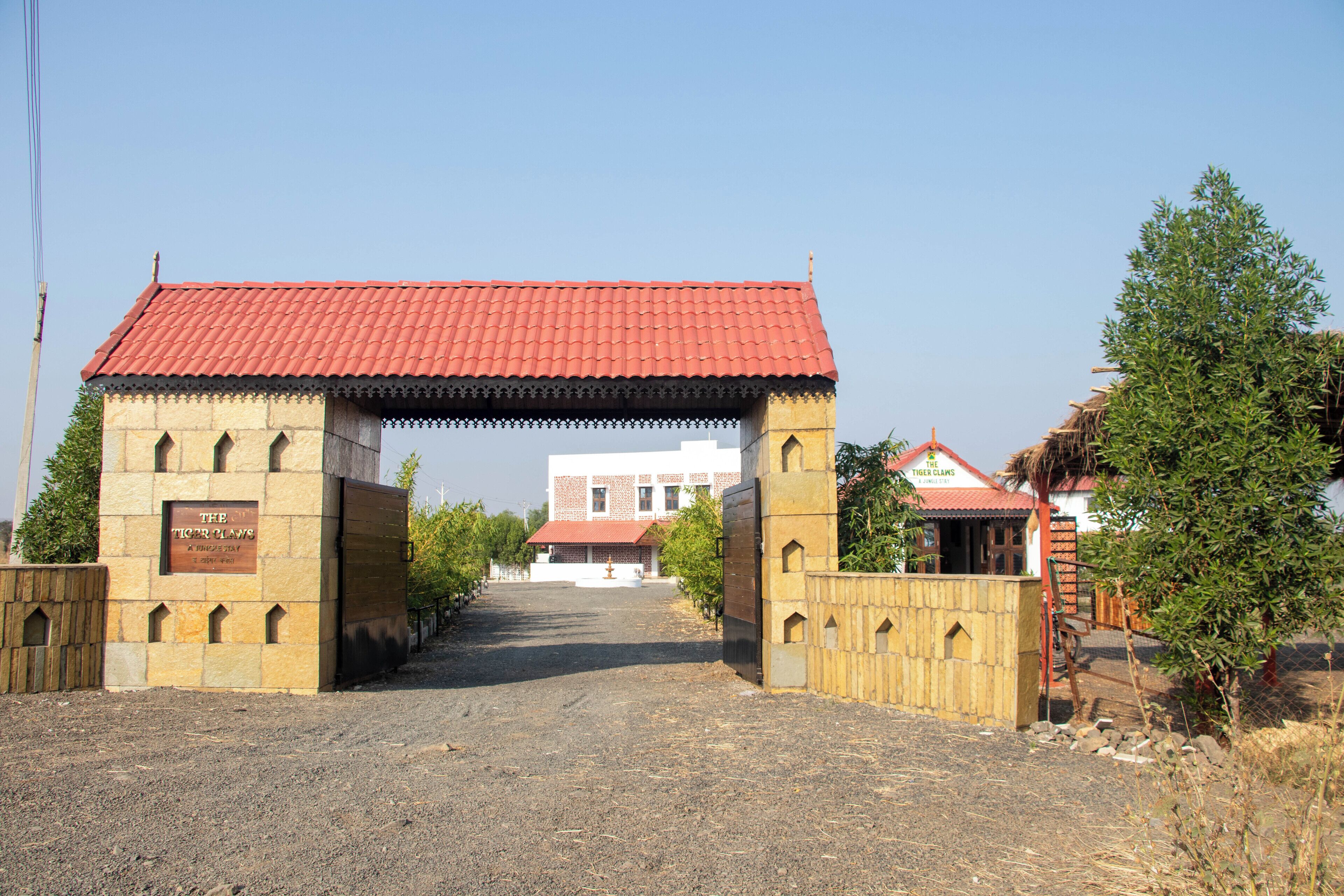 Un bâtiment avec un toit recouvert de tuiles rouges et une enseigne sur laquelle on peut lire « The Tiger Claws ».