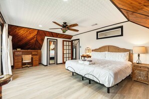 4 bedrooms, desk, WiFi, bed sheets