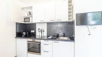 Een koelkast, een microgolfoven, een oven, een kookplaat