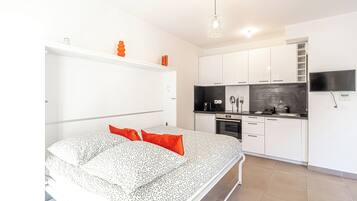 Een strijkplank/strijkijzer, gratis wifi, beddengoed