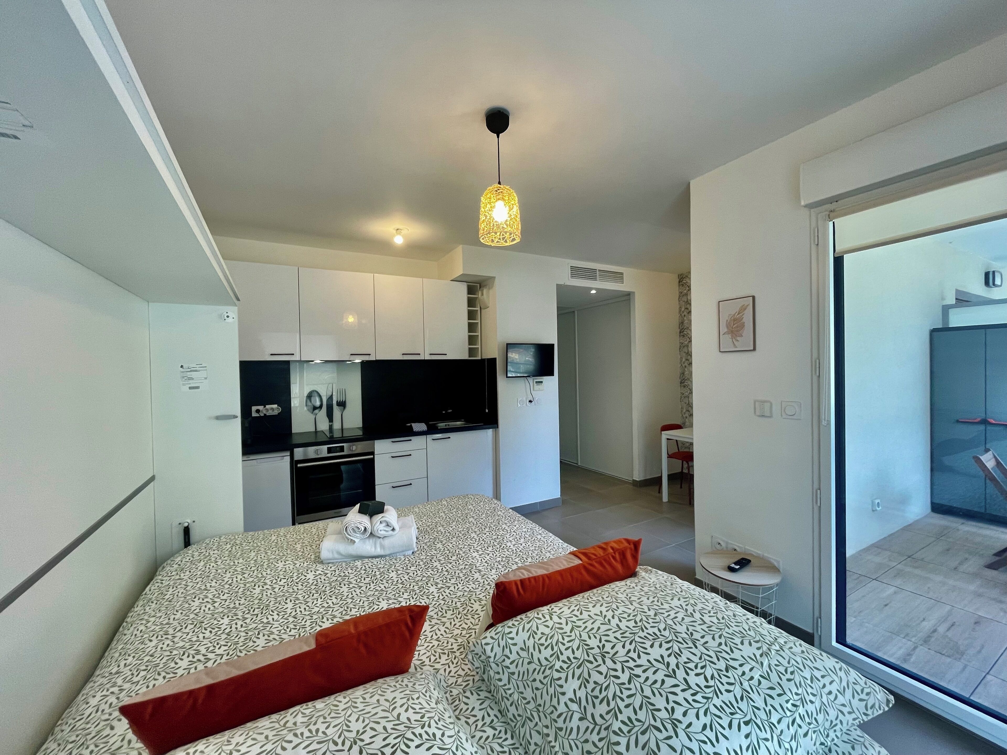 Iron/ironing board, free WiFi, bed sheets