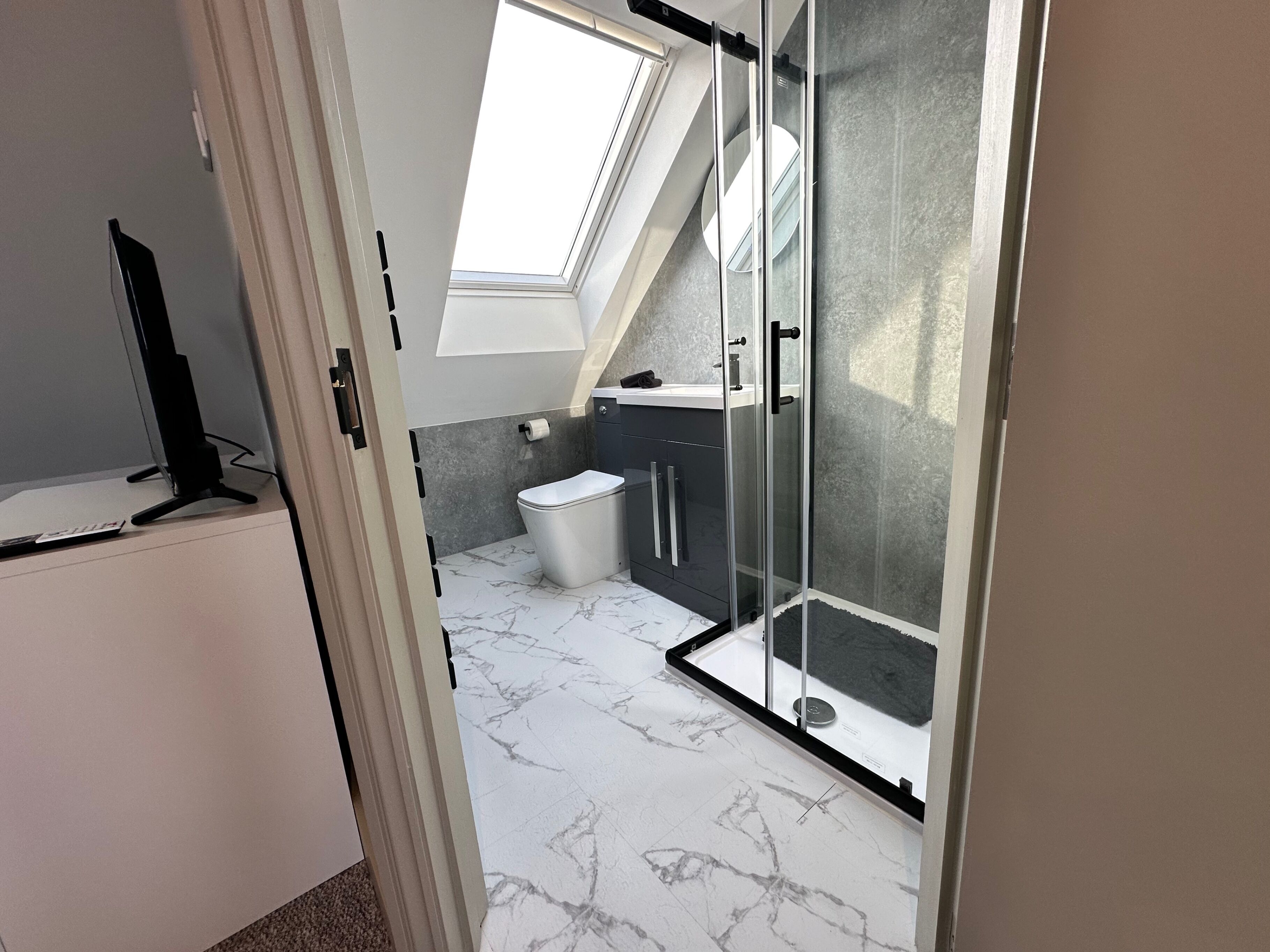 House | Bathroom | Shower, free toiletries, hair dryer, towels
