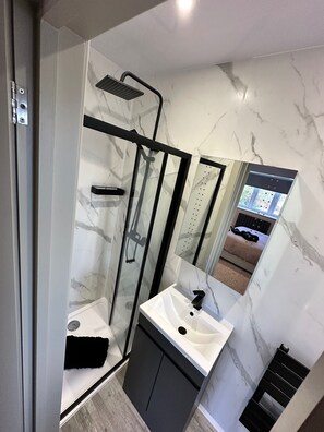 Ferienhaus | Badezimmer | Dusche, kostenlose Toilettenartikel, Haartrockner, Handtücher