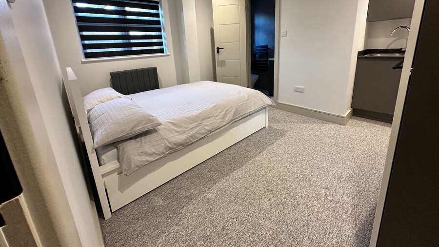 Captivating 6 -bed House in Waltham Abbey