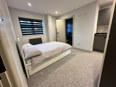 Captivating 6 -bed House in Waltham Abbey