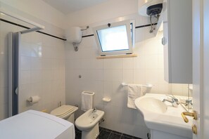 Een douche, een haardroger, een bidet, handdoeken