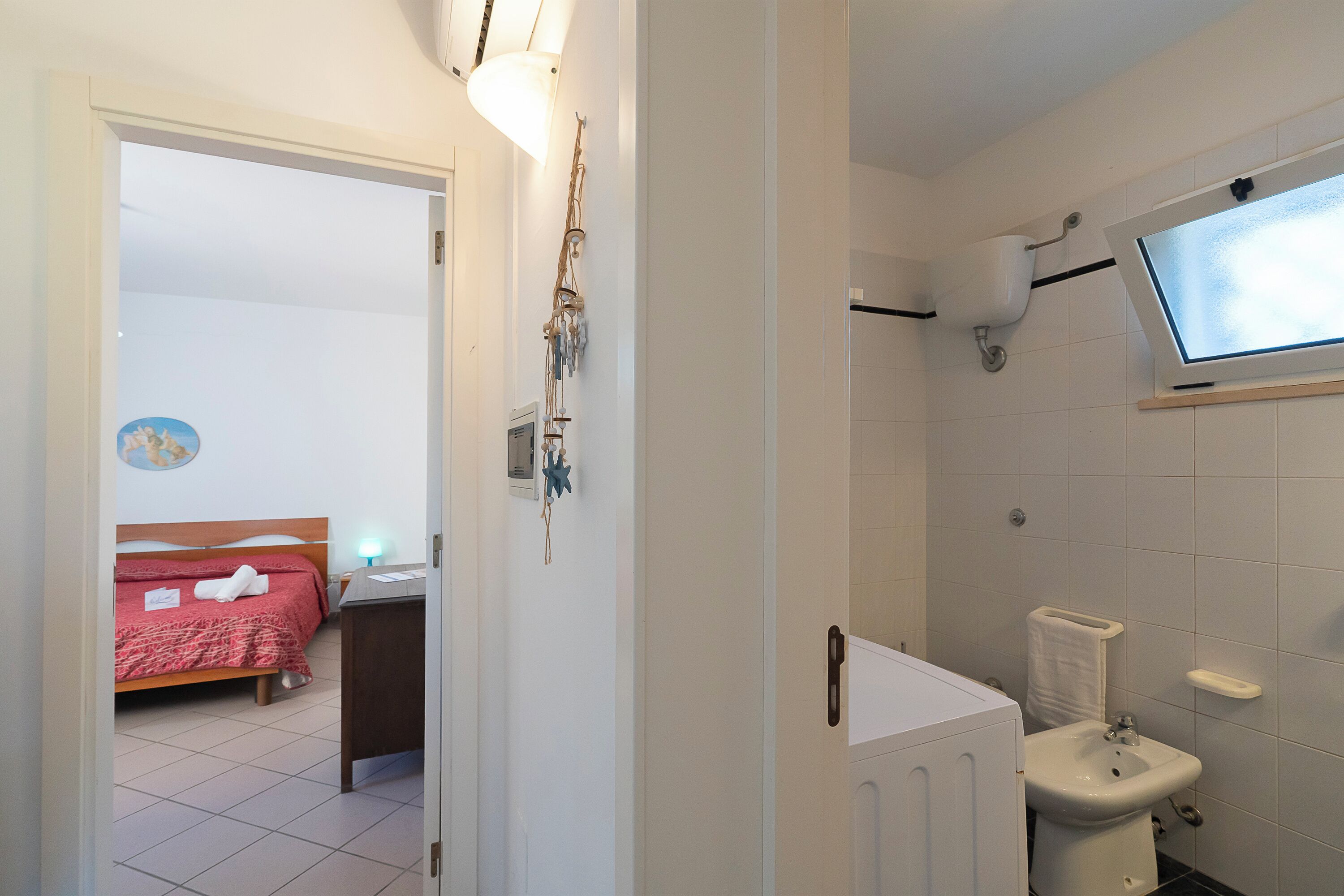 Shower, hair dryer, bidet, towels