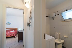 Shower, hair dryer, bidet, towels - Sunrise House With Sea View (Santa Cesarea Terme)