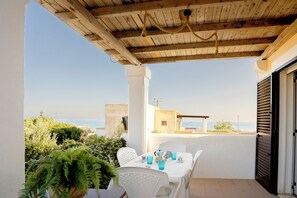 Outdoor dining - Sunrise House With Sea View (Santa Cesarea Terme)