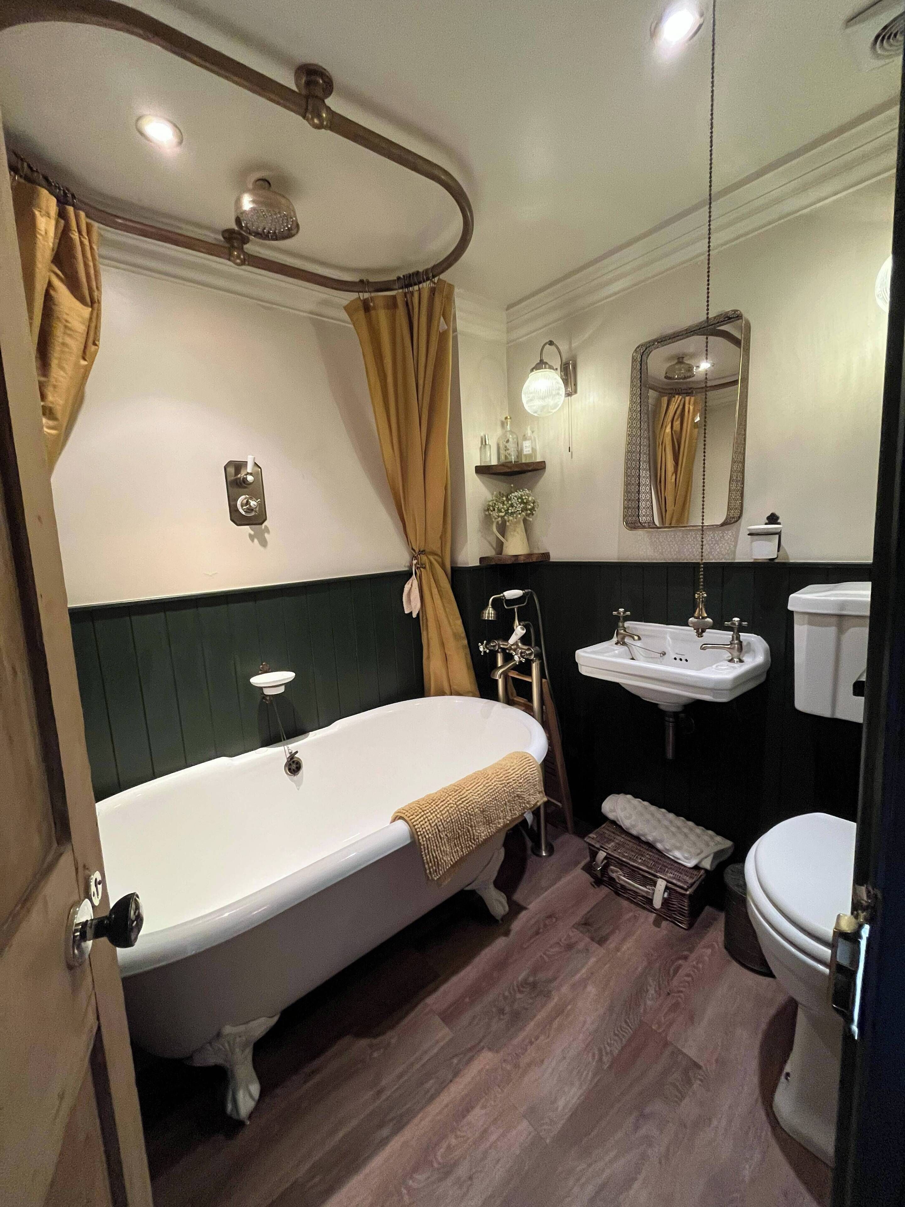 Cottage | Bathroom | Combined shower/tub, deep soaking tub, free toiletries, hair dryer