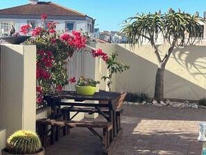 Ferienhaus, 3 Schlafzimmer, Raucher, eigener Pool | Speisen im Freien