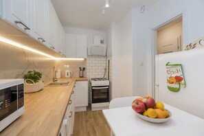 Private kitchen - ShortStayPoland Solidarności B158 (Warsaw)