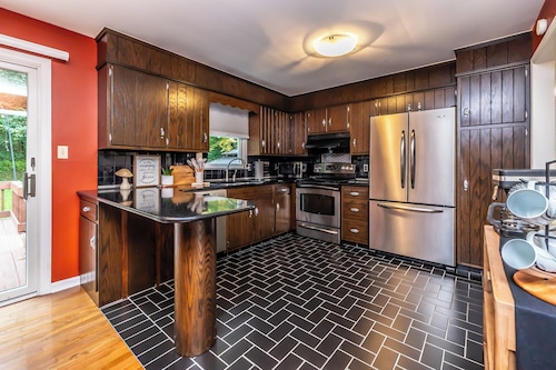 Comfortable Split Level with Hot Tub, High Speed Internet 