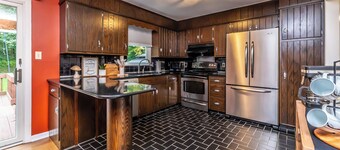 Comfortable Split Level with Hot Tub, High Speed Internet 