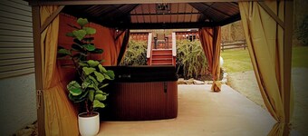 Comfortable Split Level with Hot Tub, High Speed Internet 